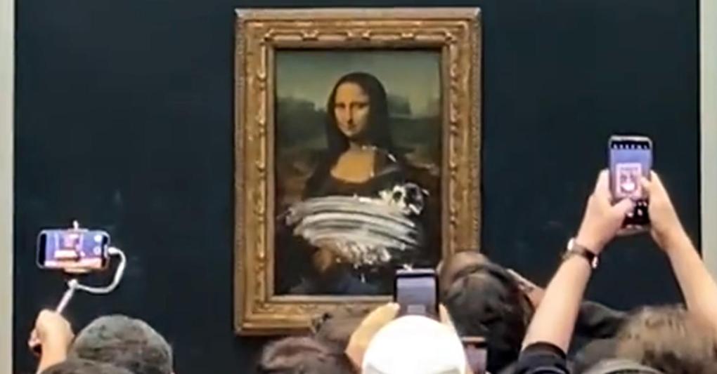 Uno dei visitatori è riuscito a lanciare una torta contro il quadro, senza tuttavia danneggiarlo, in quanto l’opera è sempre protetta da un vetro. (Ansa/Twiitter / Lukeee) 