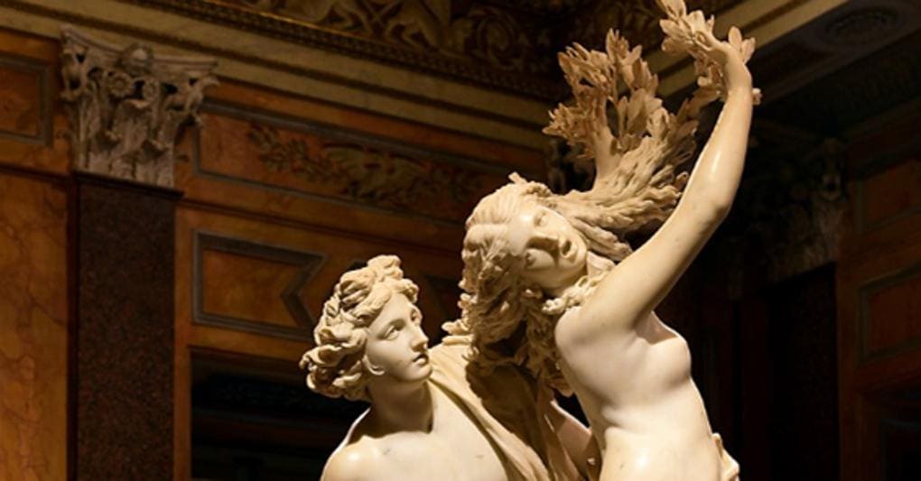 «Apollo e Dafne». Il gruppo scultoreo di Gian Lorenzo Bernini realizzato tra il 1622 e il 1625 è esposto nella Galleria Borghese di Roma. Il profilo di Apollo è nel logo del Ministero della Cultura  