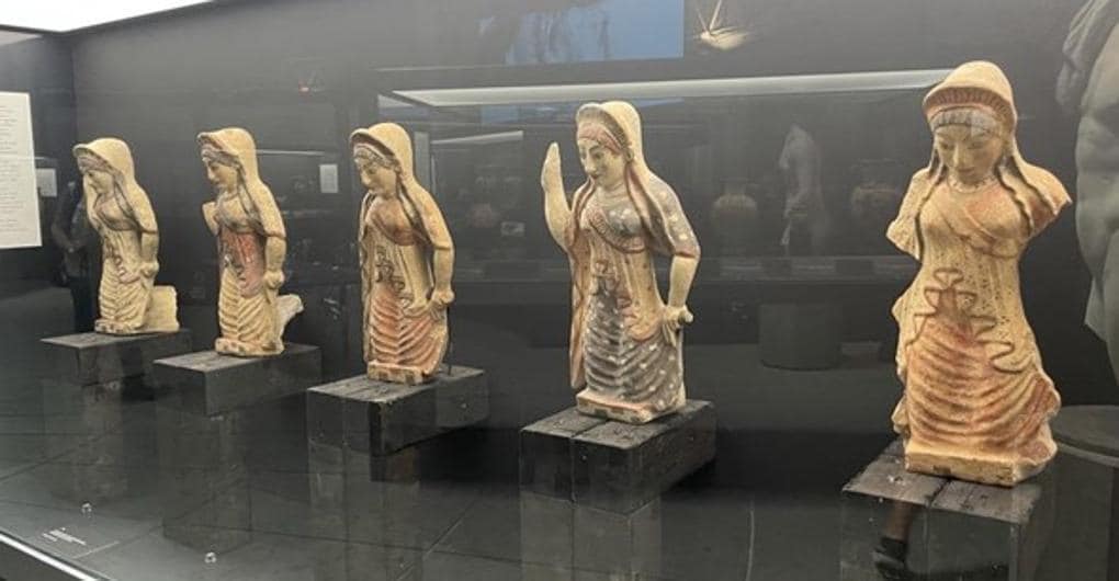 Vetrina con materiali archeologici restituiti da New York all'Italia lo scorso dicembre 2021.  