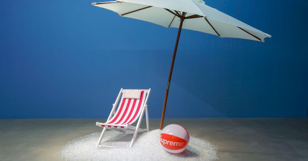 Michal Martychowiec, Sous les pavés, la plage!, 2014, Installazione: cristalli, gonfiabile da spiaggia, sdraio, ombrellone, pestelli ad olio. In vendita da Rodriguez Gallery di Valencia a 16.000  euro 