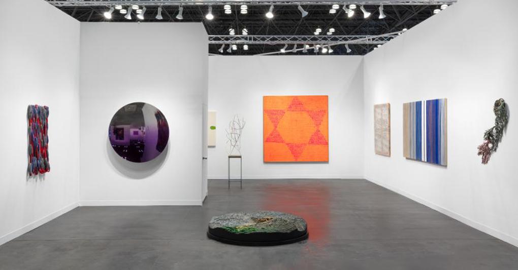 Lo stand della Galleria Minini all'Armory Show 2022 