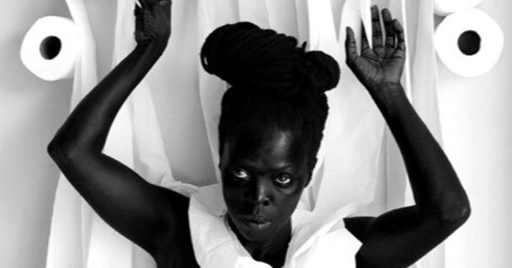 Sir Zanele Muholi , Aphelile X, Durban, 2020, détail 2020 Tirage sur Baryta 95x74cm  