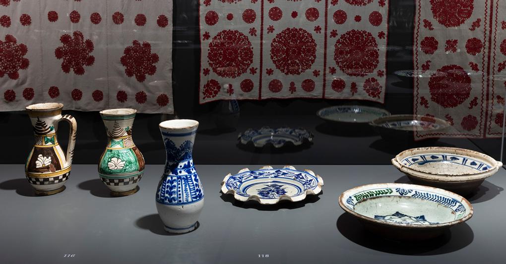 Mostra “Transylvania's Hidden Treasures; Ceramics & Textiles from the von Bartha Collection”, Kulturstiftung Basel H. Geiger, 2022, Fotografia Kulturstiftung Basel H. Geiger 