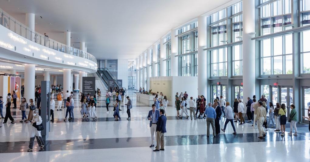 L'ingresso del Convention Center durante Art Basel Miami Beach 2022, Courtesy of Art Basel 