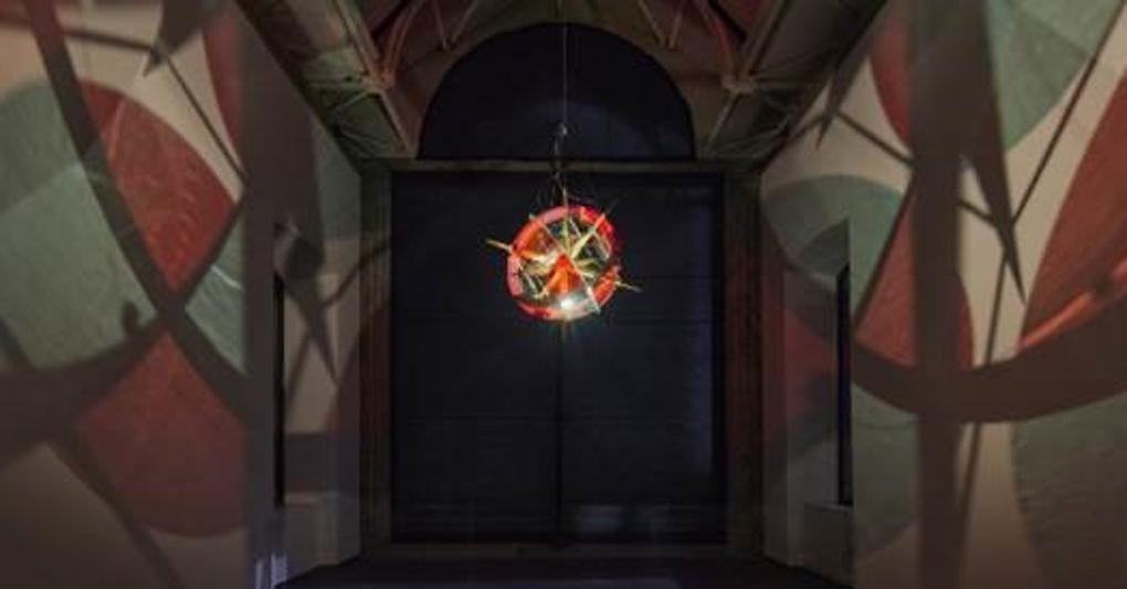 Olafur Eliasson “Navigation star for utopia (Stella di navigazione per l'utopia)”, 2022 acciaio inossidabile, legno (rovere), vetro colorato (rosso, verde), ottone, vernice (grigia, nera, rossa), luci LED (bianche) ø 137 cm   