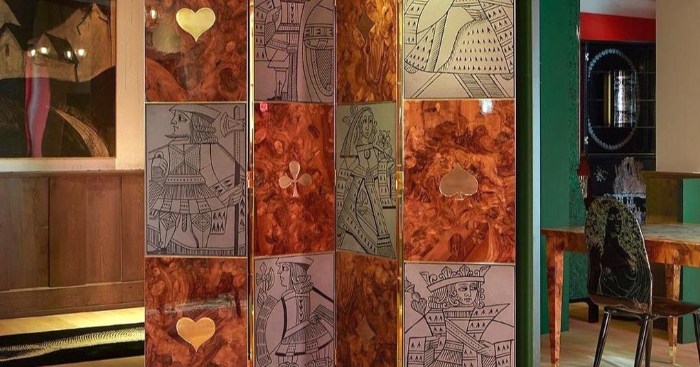 La stanza di Fornasetti, il tema è “una buona mano” dedicato alle carte da gioco e al sapere artigianale 