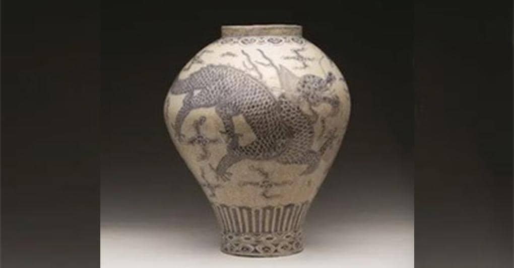 Un raro vaso Ojoryongmunho in porcellana bianca e blu, messo all’asta dalla società coreana di aste di antiquariato My Art Auction il 25 maggio 2023, è stato venduto per circa 5,5 milioni di dollari (7 miliardi di KRW) 