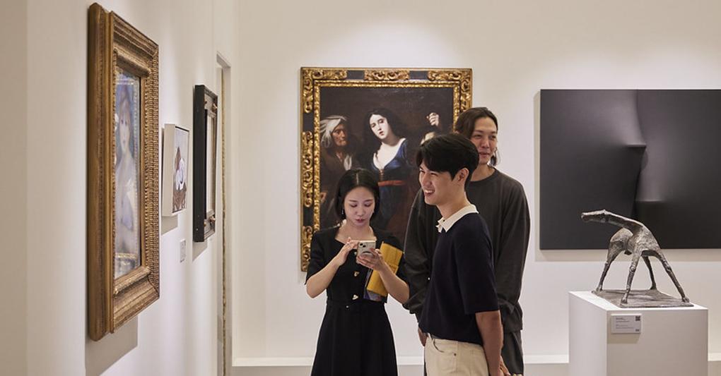 Lo stand di Robilant+Voena a Frieze Seoul 2023 con Bonalumi, Renoir e altri. Photo by Lets Studio. Courtesy of Lets Studio and Frieze. 
