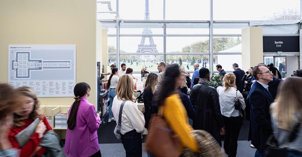 I visitatori della seconda edizione di Paris+ e la vista sulla Tour Eiffel dall’interno del Grand Palais Éphémère, Courtesy Paris+ par Art Basel  