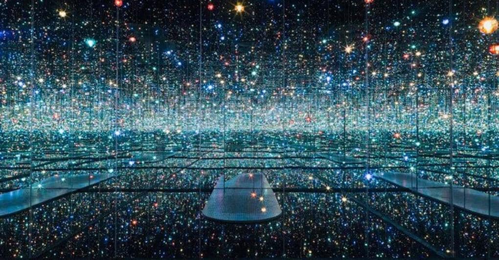 Yayoi Kusama: la sua «Infinity Mirror Room» ha catturato il pubblico