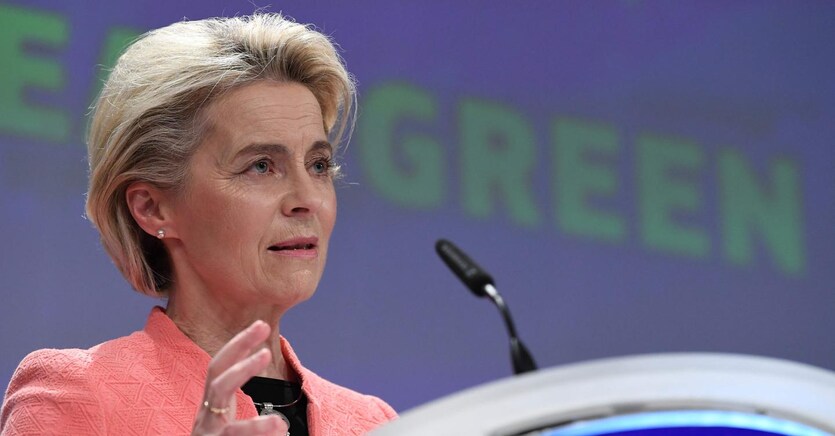 La presidente della Commissione europea, Ursula von der Leyen (foto di John Thys / Afp)