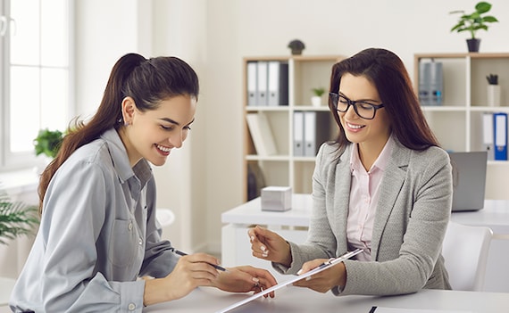 Una finestra sul mondo del lavoro. El derecho del trabajo que sirve a los  jóvenes, en palabras simples - 9788867053148 in Diritto per tutti