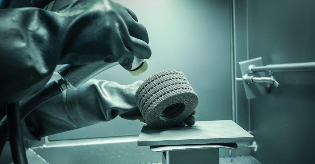 La lavorazione (additive manufacturing) utilizzata da Avio Aero nello stabilimento di Cameri per la produzione di componenti per motori aeronautici 