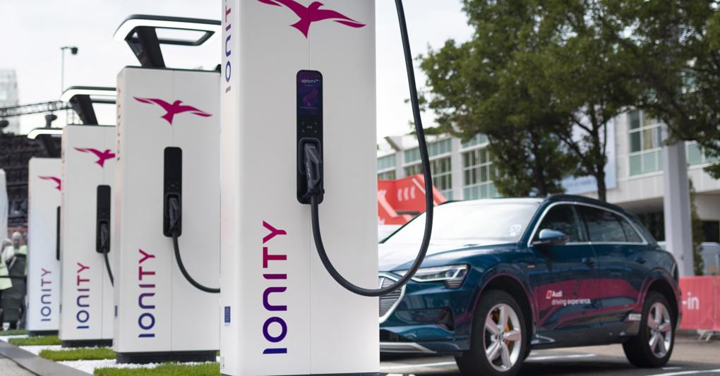 Fast charge. Una stazione di ricarica Ionity con colonnine da 350 kW. Entro il prossimo giugno, oltre ai 3 già presenti, verranno aperti altri 20 punti di carica in Italia. Entro fine 2020 si arriverà a 2400 in tutta Europa 