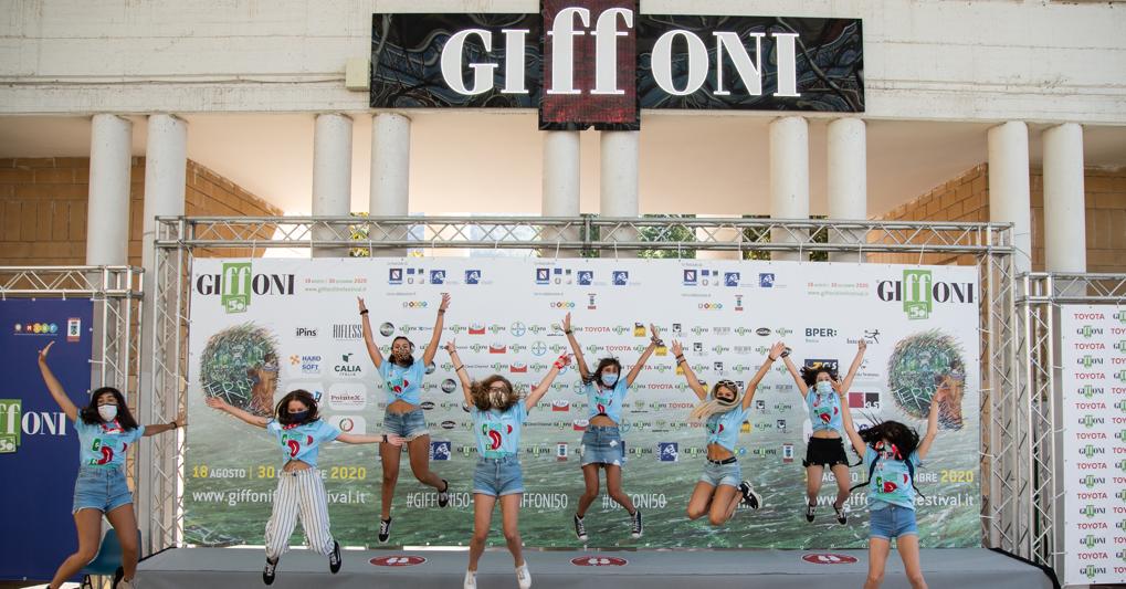 Una performance di giovanissimi all’ultimo Giffoni Film Festival che si è svolto rispettando il distanziamento (GettyImages) 