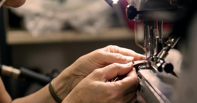 La start up italiana Mirta  aggrega artigiani pellettieri (nella foto)  e maglifici  in una piattaforma online 