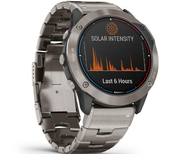 Ci sono tante funzionalità specifiche studiate per gli appassionati di nautica, ma non solo. Il quatix 6x Solar di Garmin monta la ghiera e il bracciale in titanio e diventa così anche un modello da indossare ogni giorno. Prezzo: 1.149 euro 