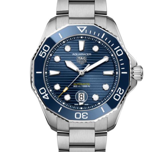 Uno dei nuovi Aquaracer Professional 300. Cassa impermeabile fino a 300 metri e bracciale in acciaio. Sul fondello c'è l'immagine dello scafandro di un palombaro. Prezzo: 2.850 euro. 