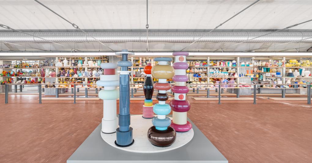 Il nuovo museoi Bitossi progettato  da Luca Cipelletti. In primo piano  i Totem  di Ettore Sottsass 