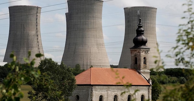 Energia atomica. Le torri di raffreddamento della centrale nucleare di Mochovce, nel sud della Slovacchia (in primo piano una piccola chiesa)