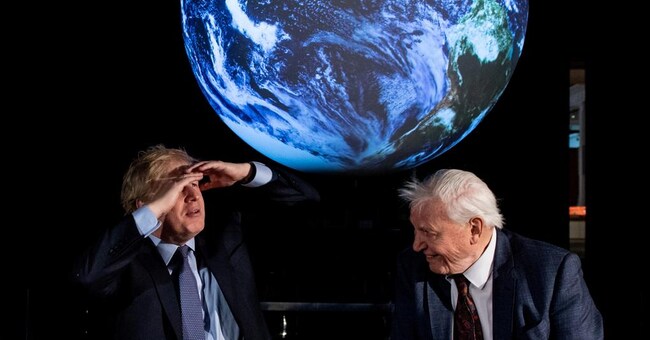 Lezioni di clima. Il premier Boris Johnson e l'ambientalista David Attenborough  al Museo della Scienza di Londra in un incontro con i giovani preparatorio a Cop 26