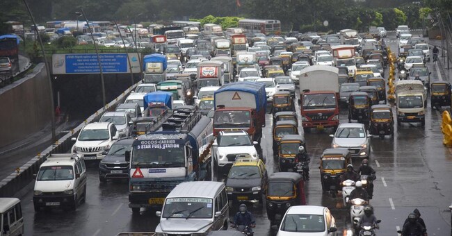 India. pioggia battente e traffico iper congestionato lungo la  Western Express il 28 settembre 2021