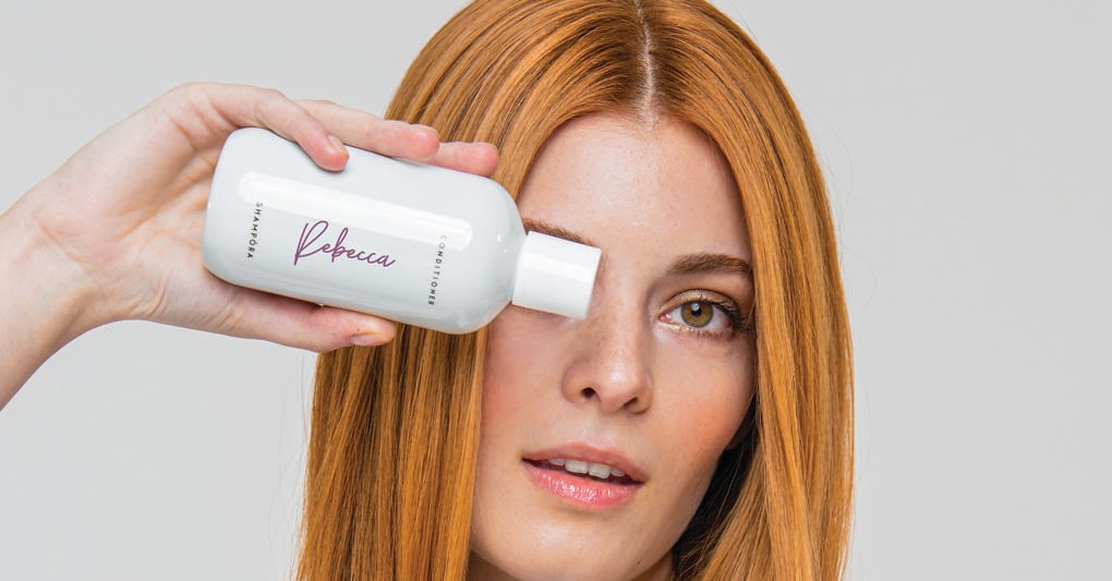 Teste a posto. Dallo shampoo alle tinte, tutto creato per ogni singolo capello, dal più liscio al riccio indomabile. Un risultato personalizzato garantito dall'algoritmo messo a punto dalla Shampora di Pomezia che usa solo flaconi riciclati e riciclabili 