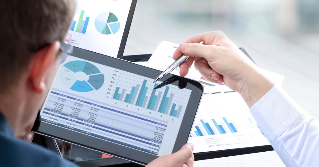 Consulenza. Analisti consultano dati di bilancio e grafici per decidere i finanziamenti alle imprese 