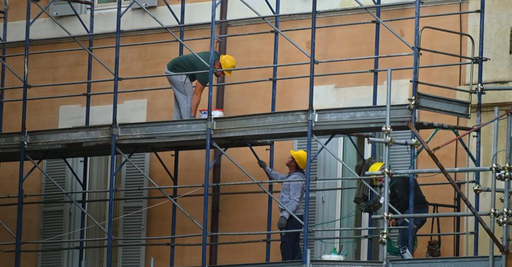 Manodopera. Un'urgenza da affrontare per i costruttori è la scarsità di manodopera e di figure professionali, con un fabbisogno di almeno 265mila unità tra operai, professionisti e tecnici specializzati 