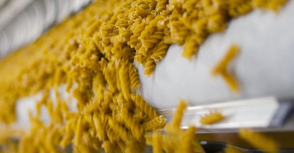 Industria alimentare. Nel 2020 la filiera italiana della pasta ha prodotto l'11% di prodotto in più rispetto al 2019. L'Italia produce circa 3,9 milioni di pasta l'anno. Nella filiera lavorano oltre 10mila addetti 