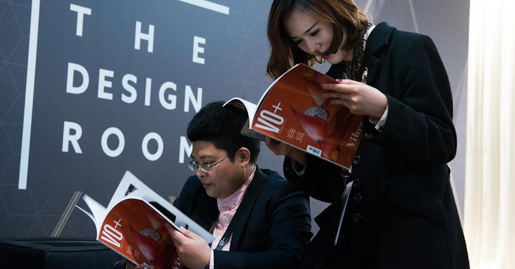 Buyer internazionali. Due visitatori asiatici durante l'edizione di settembre, mentre sfogliano  la rivista VO+, pubblicazione periodica ideata da Vicenzaoro 