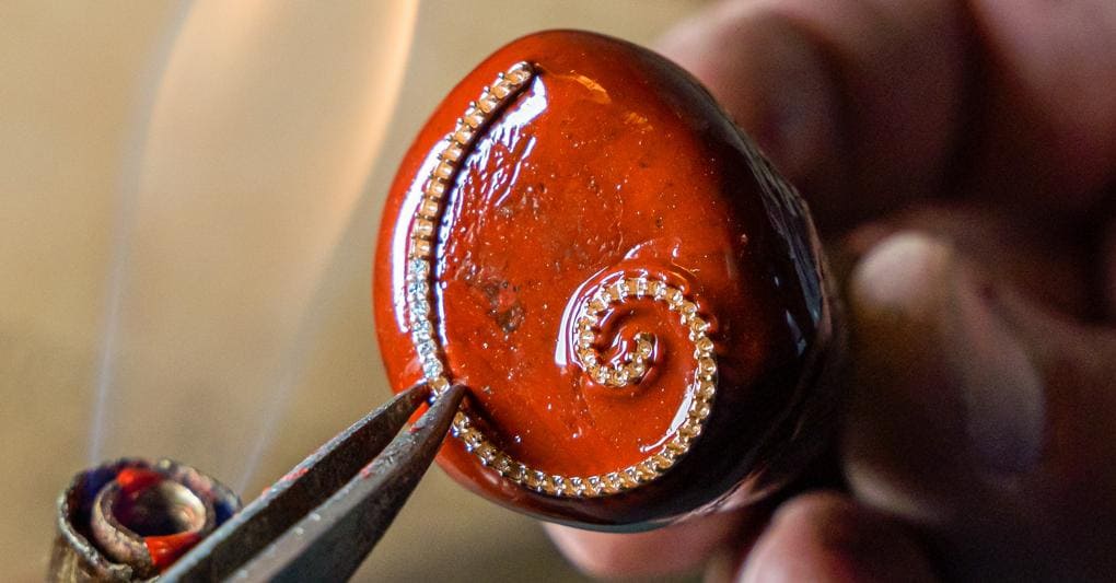 I gioielli Gismondi 1754 sono realizzati a mano a Valenza Po.  Nella foto un  momento della lavorazione della collezione Genesi 
