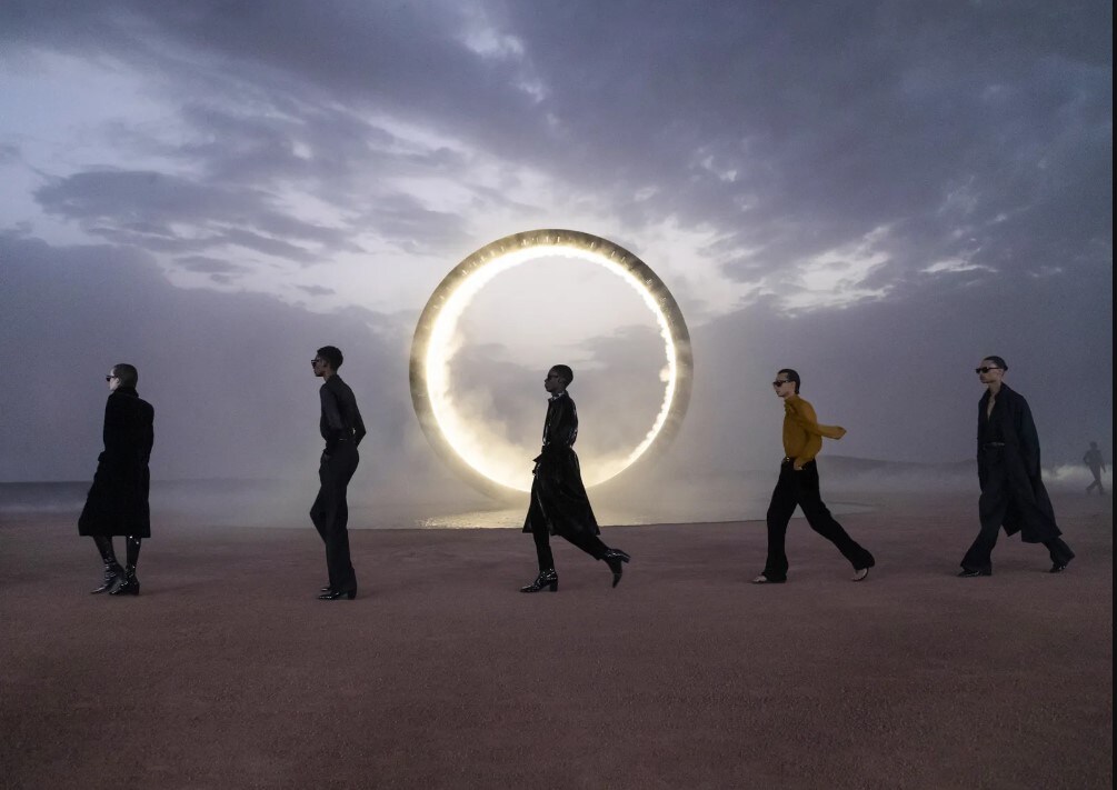 La sfilata Saint Laurent nel deserto del Marocco 