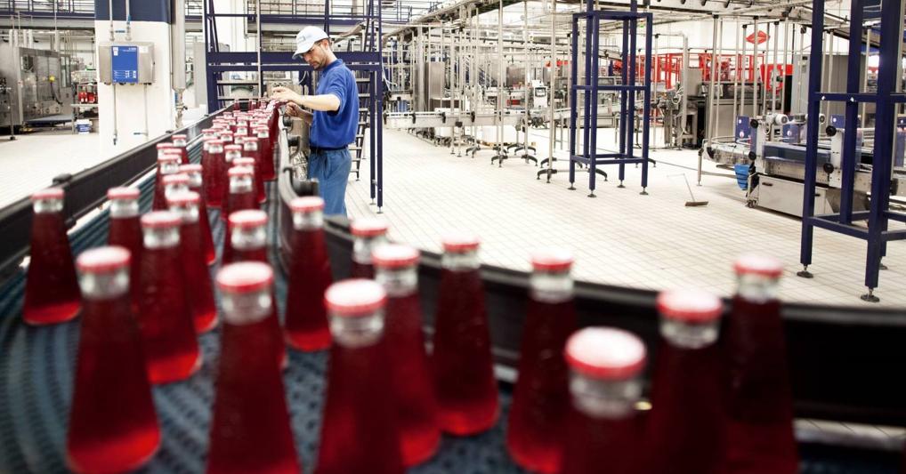  Campari ha raggiunto con quattro anni di anticipo l’obiettivo del 100% di energia elettrica rinnovabile per tutti i siti europei (nella foto lo stabilimento di Novi Ligure) 
