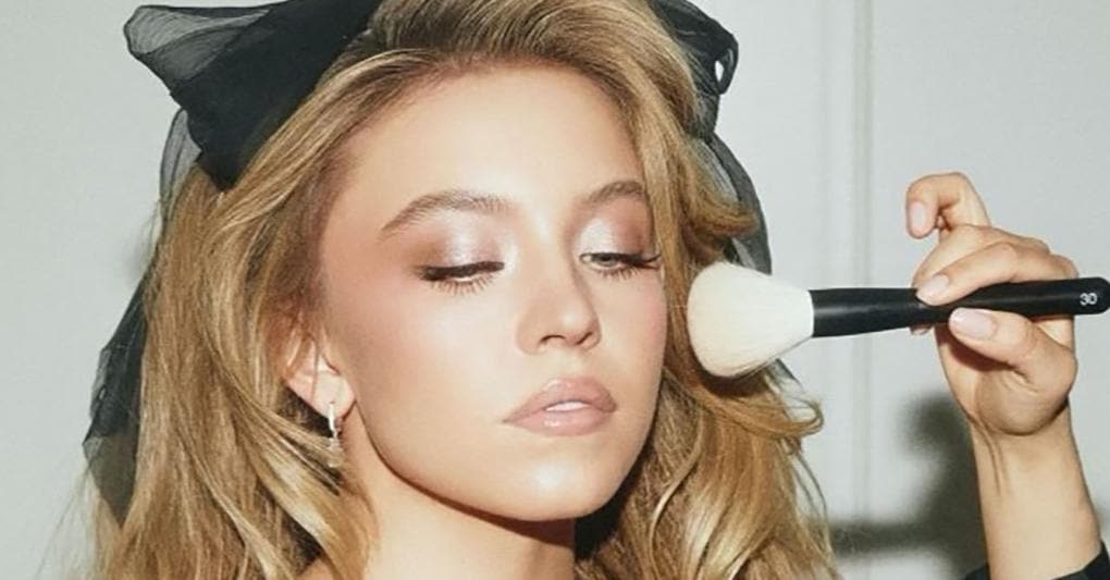 Sydney Sweeney, volto delle fragranze My Way, con make-up  Armani Beauty 