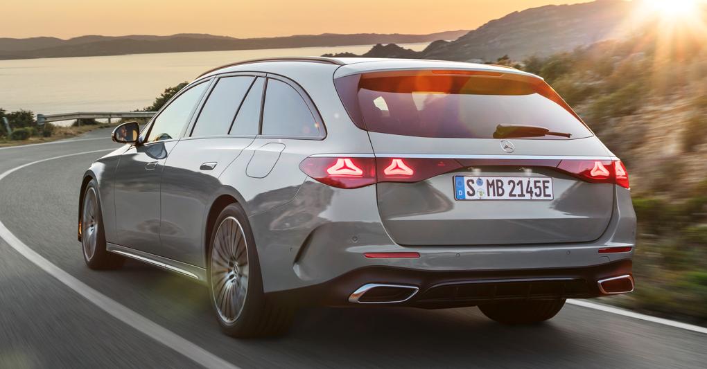 Ufficio mobile. L'ultima generazione di Mercedes Classe E presenta uno stile più dinamico rispetto al passato.  A bordo arriva il grande schermo hyperscreen a tutta larghezza dotato di intelligenza artificiale e funzione videocall 