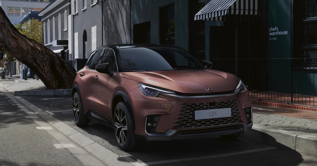 Baby crossover. Lexus Lbx è  la vettura  più compatta della storia del marchio di lusso del gruppo Toyota. Basata su Yaris Cross. presenta  un frontale  