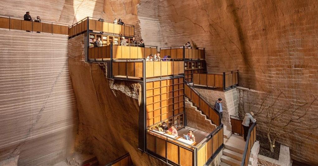 Il riuso delle cave di Jinyun è uno dei  progetti che rappresentano  al meglio la filosofia progettuale dell’architetto cinese Xu Tiantin. A maggio le  è stato consegnato il prestigioso premio Swiss Architectural Award 2022 