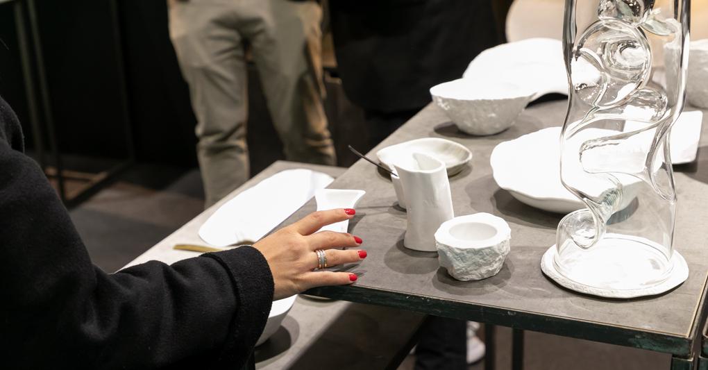 Art design. Bicchieri in vetro fuso in modo sostenibile, posate personalizzate, sistemi modulari per buffet tailor-made, poltrone “ibride” dentro/fuori casa e lampade comandabili a distanza tramite app: sono alcune delle novità del design made in Italy rivolte  al mondo dell’ospitalità 