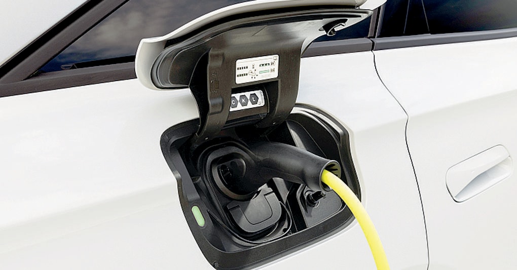 Per ricaricare le vetture elettriche ci sono gli abbonamenti che aiutano a risparmiare, ma è comodo anche il sistema plug and charge 