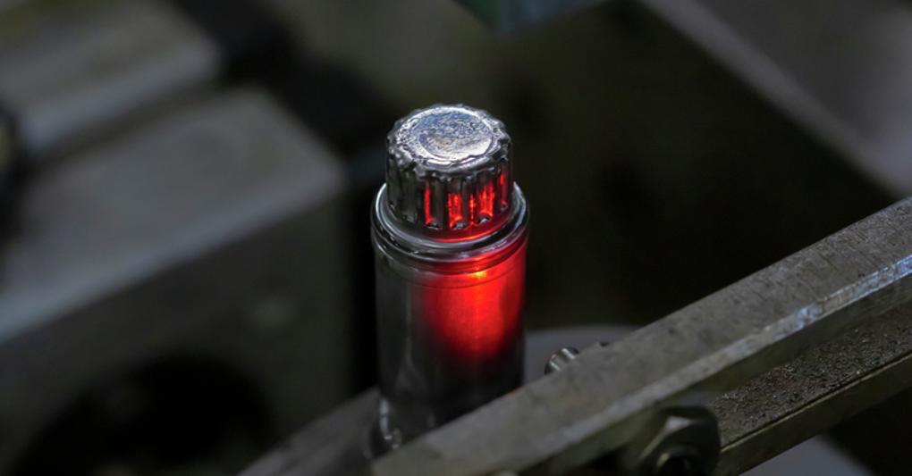L’interno in metallo del rossetto 31 Le Rouge di Chanel è stato realizzato con nuova meccanica unita a tecniche che erano state accantonate in seguito all’avvento della plastica 