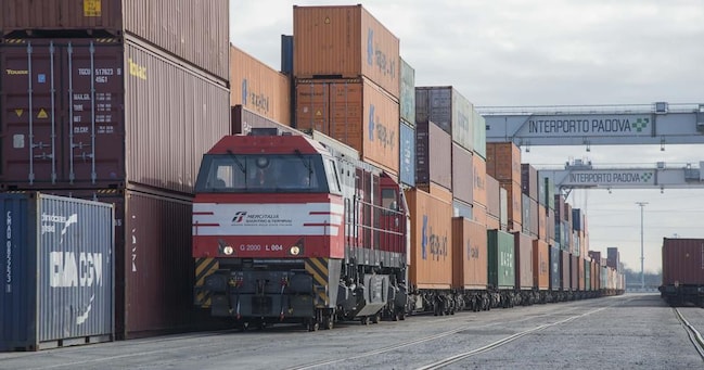 L’interporto di Padova: l’impianto veneto è tra i primi in Italia nella movimentazione di treni merci (oltre 8mila l’anno); gli interporti sono i luoghi dove avviene plasticamente lo scambio delle merci tra due distinte modalità di trasporto:  stradale e ferroviaria