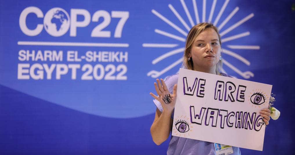 «Vi teniamo d’occhio» è un passaggio del  discorso di Greta Thunberg rivolto  ai leader mondiali all’Onu nel 2019, ripreso da una giovane durante le successive  manifestazioni  per il clima  
