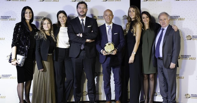 Team strategico. I vertici di Acrisure Italia alla cerimonia del premio Broker dell’anno. Al centro il Ceo, Stefano Sardara
