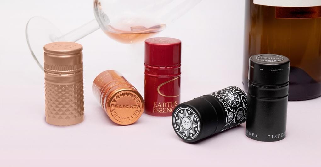 Packaging del vino e sostenibilità: così cambiano tappi, etichette e bottiglie