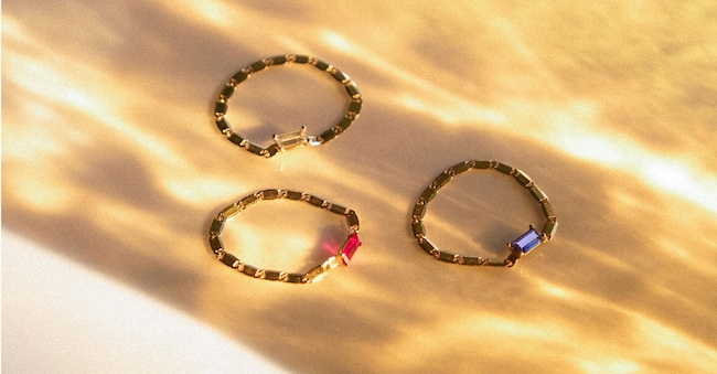 I Glimmer ring di Lil Milan in orogiallo 18kt, rubini, zaffiri e diamanti lab grown.