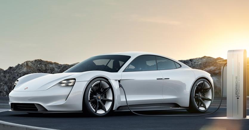 Porsche festeggia l’anniversario svelando Taycan, la sua prima elettrica nota finora come concept Mission E