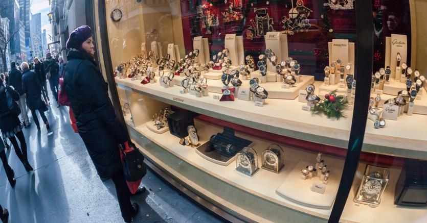 
La campagna natalizia  uno dei momenti clou in tutto il mondo per le vendite al dettaglio di orologi, messe a dura prova dalla concorrenza del canale online. (Agf)

