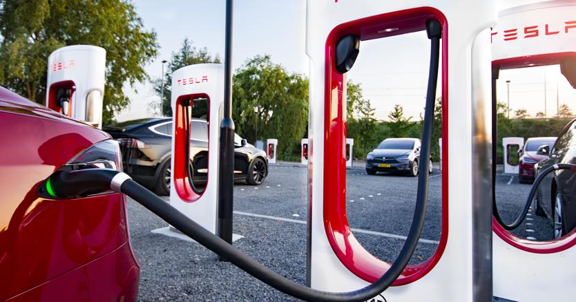 Nella foto un Supercharger del network di Tesla che pemette di ricaricare le vetture della casa californiana in tempi brevi. In circa 30 minuti è possibile ricaricare oltre il 50% della batteria
