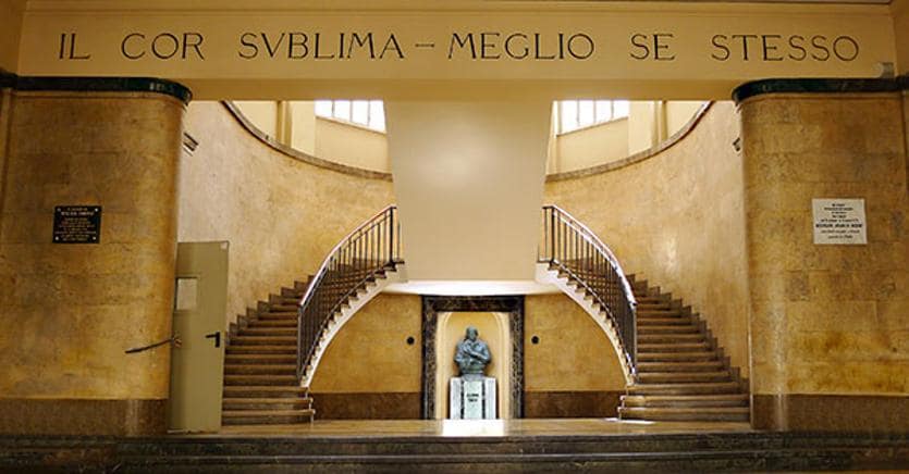 Il  Parini è il più  antico liceo classico di Milano. Nell’atrio (nella foto) spicca  una celebre frase tratta dall’Ode « La gratitudine» di Giuseppe Parini, cui il liceo è intitolato 